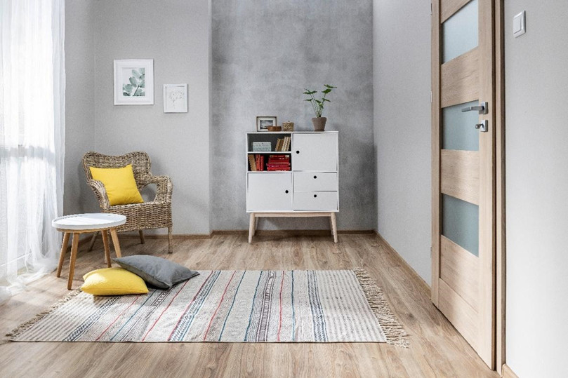 Listwa Esquero dopasowana do koloru podłogi, drzwi i ościeżnicy.