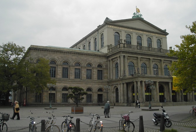 dach zabytkowego budynku opery
