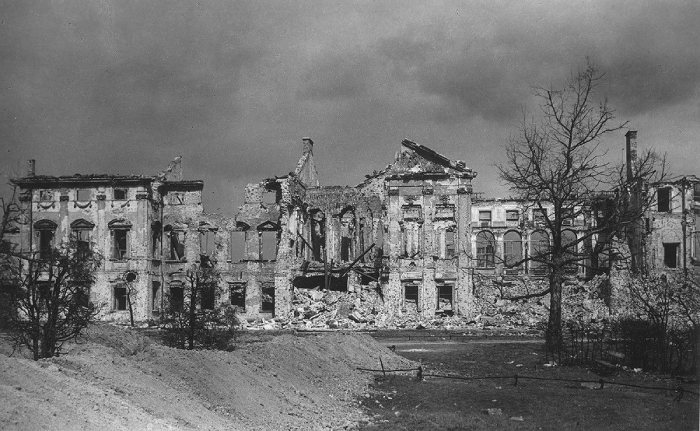 Pałac podniesiony z ruin